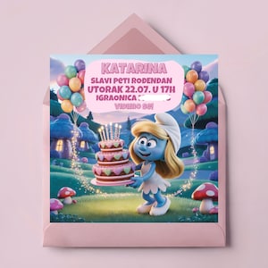 Könnte beinhalten: Eine Geburtstagseinladung mit einer Schlumpfine, die eine mehrstöckige Torte mit brennenden Kerzen hält. Die Einladung enthält Text in Rosa, mit bunten Luftballons und Pilzhäusern im Hintergrund. Die Einladung befindet sich in einem rosa Umschlag.