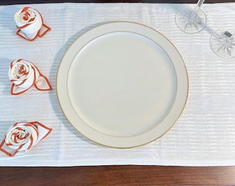 Talerz Vintage Lenox Eternal Chop: Porcelana w kolorze kości słoniowej z 24-karatowym złotem