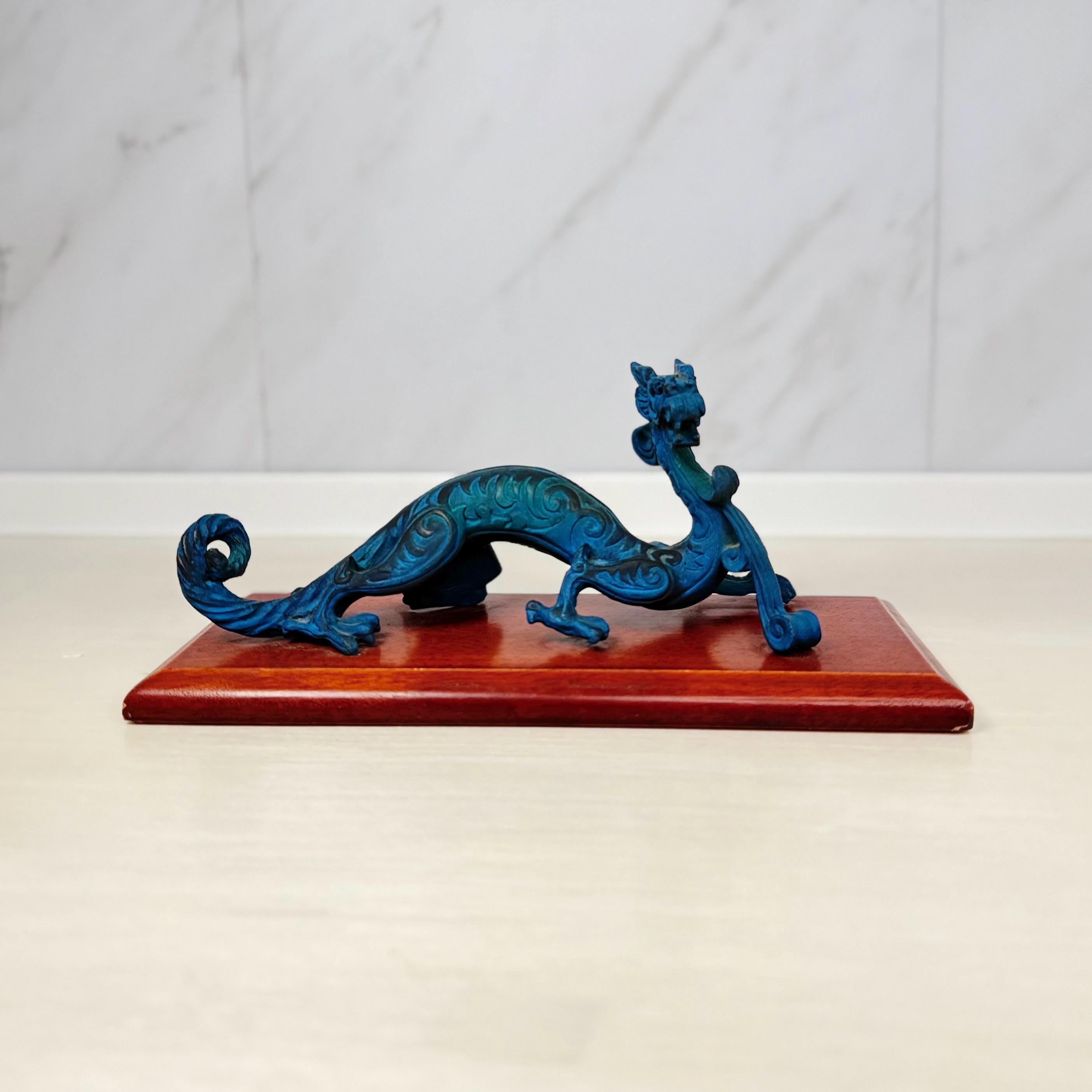 真鍮製ドラゴン彫刻（ターコイズ緑青、硬材台座） – 7インチ チロン
