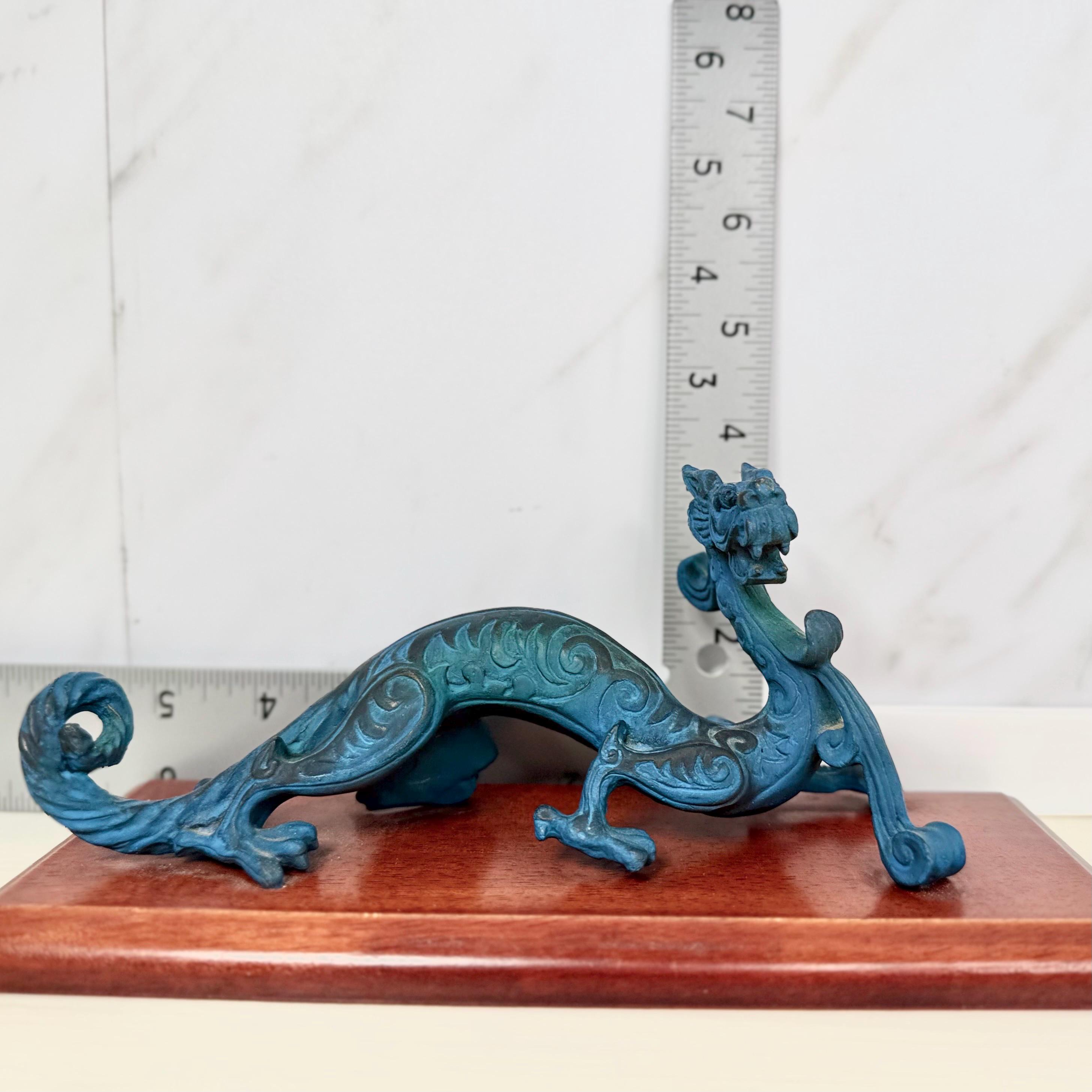 真鍮製ドラゴン彫刻（ターコイズ緑青、硬材台座） – 7インチ チロン