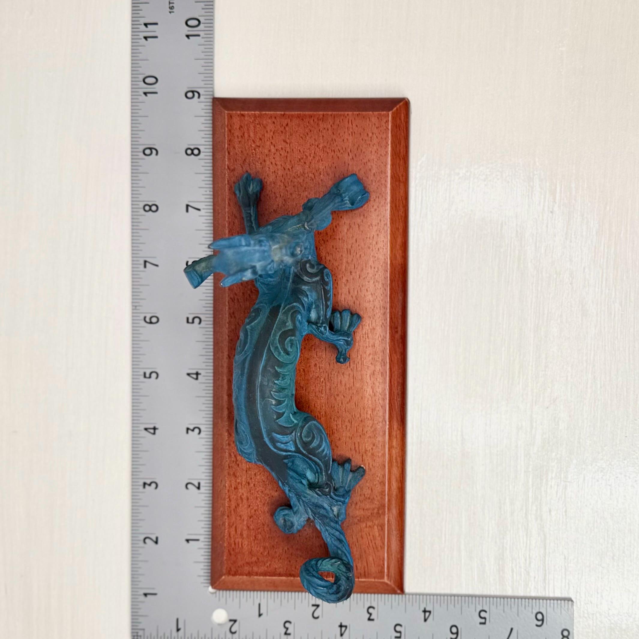 真鍮製ドラゴン彫刻（ターコイズ緑青、硬材台座） – 7インチ チロン