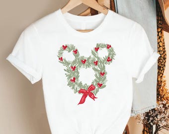 Holiday Wreath with Festive Bow, Christmas Greenery Tee for Winter Season, Cozy Holiday Style Top for Merry Outfits and Joyful Seasonal Wear