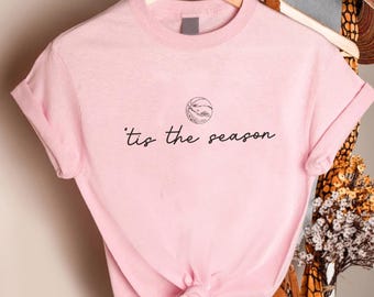 Tis the Season Minimalist Mountain, Cozy Holiday Aesthetic with Simple Line Art Design for Seasonal Style and Winter Inspired Fashion Lovers
