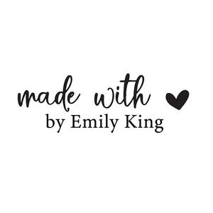 Peut inclure: Texte noir et blanc sur fond blanc qui dit "made with" suivi d'un cœur noir et "by Emily King".