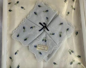 NINA RICCI Zestaw bawełnianych chusteczek haftowanych w kolorze białym, niebieskim, z kwiatowym wzorem gołębia, 2 szt., w pudełku