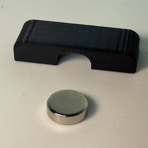 Magnetyczny uchwyt kablowy