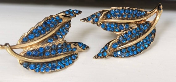 Vintage Coro Leaf Blue Stones Earrings Gold Tone - image 4