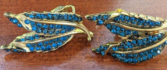 Vintage Coro Leaf Blue Stones Earrings Gold Tone - image 5