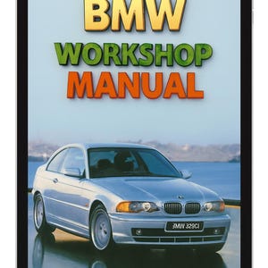 Pode incluir: Um tablet digital exibe a capa de um Manual de Oficina BMW. A capa apresenta o texto "BMW WORKSHOP MANUAL" em dourado, verde e laranja. Um cupê BMW 329Ci prateado é mostrado abaixo do texto, com um corpo de água ao fundo.