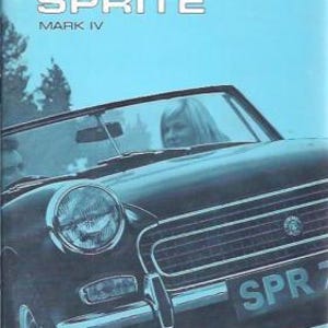 Puede incluir: Anuncio de Austin Sprite Mark IV. La imagen muestra un coche descapotable negro con una mujer al volante. El coche tiene un parachoques cromado y una matrícula que dice SPR 7. El texto "Austin Sprite MARK IV" está en la parte superior.