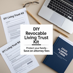 Może przedstawiać: Zestaw DIY Revocable Living Trust z formularzami, laptopem i długopisami. Zestaw zawiera dokumenty z napisem "DIY Living Trust Kit" i "Estate Planning Forms". Widoczny jest również tekst "Protect your family - Save on attorney fees".