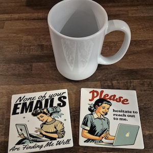 Puede incluir: Una taza de cerámica blanca y dos posavasos cuadrados con ilustraciones retro. Un posavasos dice "None of your EMAILS Are Finding Me Well". El otro dice "Please hesitate to reach out to me."