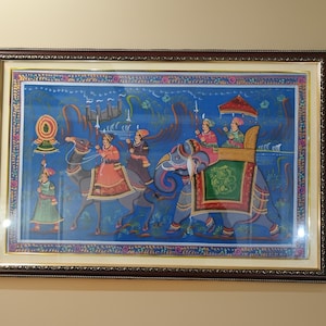 Pintura Pichwai de la Procesión Real enmarcada: Arte de seda de Rajasthani
