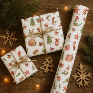 Puede incluir: Papel de regalo y regalos de Navidad envueltos. El papel de regalo presenta un patrón repetido de gnomos, casas, regalos, estrellas y árboles en rojo, verde y marrón sobre un fondo blanco. Los regalos están atados con hilo. También hay adornos de madera de copo de nieve y árbol.