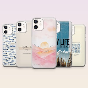 Puede incluir: Una colección de cinco fundas para teléfono con varios diseños. Una funda presenta peces azules, otra tiene el texto "God has a plan for you", y una tercera muestra una puesta de sol en acuarela con las palabras "faith can move mountains". Las otras dos fundas tienen texto.