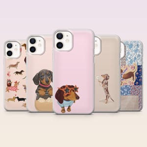Op de afbeelding: Een verzameling telefoonhoesjes met illustraties van teckel honden. De hoesjes tonen verschillende ontwerpen, waaronder een hond met een zonnebril, een hond in een glas en honden met bloemen- en patroonachtergronden. De hoesjes zijn in verschillende kleuren.