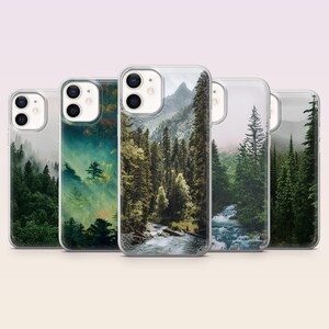 Puede incluir: Cinco fundas para teléfono con diseños de paisajes. Las fundas muestran imágenes de bosques, montañas y ríos, con una variedad de tonos verdes y azules. Cada funda tiene un borde transparente y un recorte para la cámara.