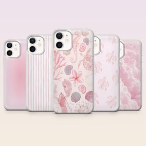 Op de afbeelding: Vijf roze telefoonhoesjes met verschillende ontwerpen. De hoesjes tonen patronen zoals verticale strepen, aquarel zeeleven en een wolkenachtig ontwerp. De zeelevenhoes bevat een zeepaardje, schelpen en koraal. De hoesjes zijn gemaakt van een transparant materiaal.