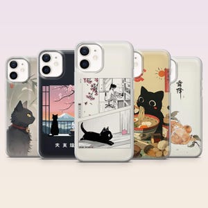 Puede incluir: Un conjunto de cinco fundas para teléfono con diseños de inspiración japonesa. Cada funda presenta una ilustración diferente, incluyendo gatos negros, flores de cerezo y una mujer trabajando. Las fundas son transparentes, blancas y negras.