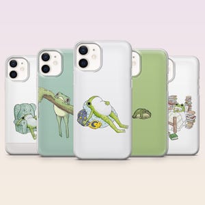 以下が含まれることがあります： 5つの電話ケースのコレクションで、気まぐれなカエルのイラストが特徴です。各ケースには、枝の上、椅子の中、枕の上、ベッドの中など、さまざまなカエルのデザインが施されています。ケースは白で、カエルのアートが施されています。
