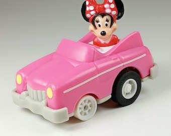 Minnie dans une voiture décapotable rose des années 1980, jouet de course à roulettes Disney vintage des années 1980