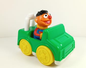 Véhicule jouet vintage Tyco Ernie dans une Jeep verte, 1993, inspiré de Sesame Street et Jim Henson.
