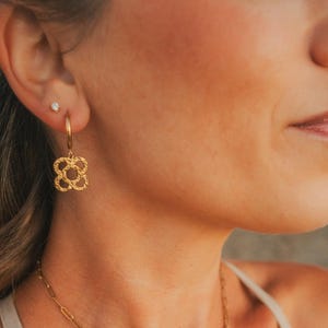 Barcelona Flower Dainty Ring Örhängen • Flor de Barcelona Souvenir (Guld/Silver) • Mors dag-present