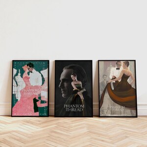 Può includere: Tre stampe artistiche incorniciate con scene del film "Phantom Thread". Le stampe presentano ritratti e immagini a tema moda, con una tavolozza di colori rosa, verde e marrone. Ogni stampa ha una cornice nera.
