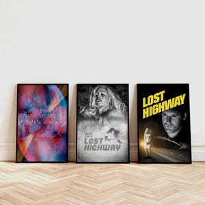 Puede incluir: Tres carteles enmarcados de la película "Lost Highway" se exhiben contra una pared blanca. Los carteles presentan diferentes diseños artísticos, incluyendo arte abstracto, un retrato en blanco y negro y un hombre en una carretera.