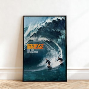 Puede incluir: Un póster enmarcado que muestra una gran ola oceánica de color azul oscuro rompiendo. Dos surfistas montan la ola sobre tablas de surf. El texto "POINT BREAK" aparece en letras naranjas negritas, con "FIND YOUR BREAKING POINT" debajo.