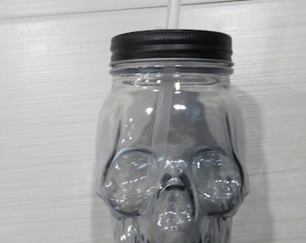 Taza de calavera con pajita. Vidrio. Pajita de plástico. Tapa metálica.