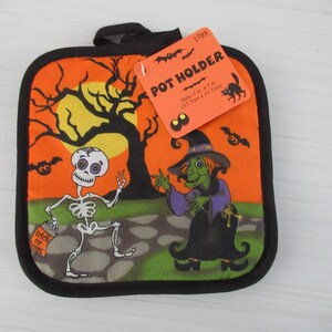 Può includere: Presina a tema Halloween con bordo nero. Il design presenta uno scheletro, una strega, pipistrelli e un albero su sfondo arancione. La presina misura 17,7 cm x 17,7 cm.