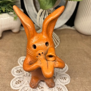 Mexicaanse volkskunst terracotta klei muzikant konijn beeldje Oaxaca aardewerk