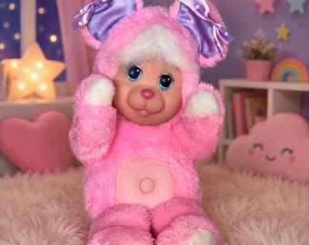 Muñeca de peluche rosa Magic Nursery Kitty, modelo vintage de 1990, 30 cm, lazos morados, Mattel.