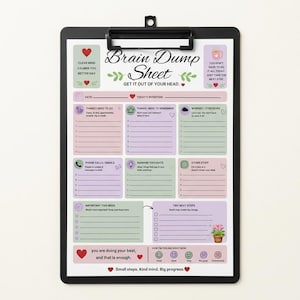 Op de afbeelding: Een zwart klembord met een Brain Dump Sheet plannerpagina met pastelkleurige secties voor taken, herinneringen, zorgen, telefoontjes, gedachten en volgende stappen, voorzien van harticonen en tekstprompts voor dagelijkse planning.
