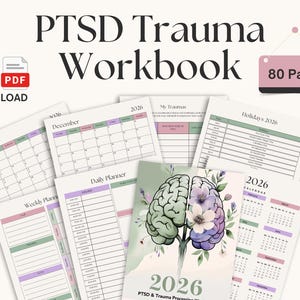 以下が含まれることがあります： 水彩画の脳のデザインと2026年が特徴の、PTSDトラウマワークブック。ワークブックには、カレンダー、デイリープランナー、ウィークリープランニングページが含まれています。表紙のテキストは「PTSD＆Trauma Processing Workbook」と書かれています。