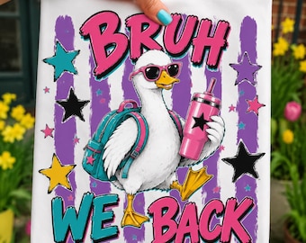 Bruh We Back Goose PNG, Schulanfangsgans-Clipart, Lustige Gans mit Rucksack, Kaugummi-Gans, Schulshirt-Design, Lehrer & Schüler