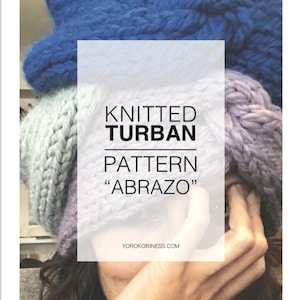 Può includere: Uno schema per un turbante a maglia chiamato "Abrazo" in filato blu, viola e grigio. Lo schema è disponibile sul sito web YoroKobiness.com.