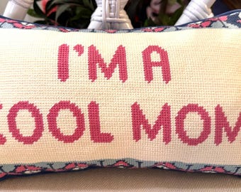 Cojín lumbar con la frase "Soy mamá" / Cojín lumbar estilo punto de cruz, letras rosas.