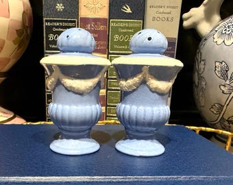 Saleros y pimenteros de cerámica azul pastel vintage / Decoración de cocina estilo cottagecore