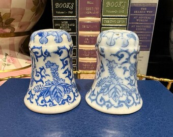 Salero y pimentero de porcelana vintage azul y blanca / Decoración rústica con estampado floral Toile