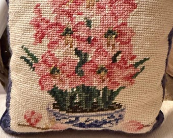 Cojín vintage bordado / Cojín con ramo floral rosa, estilo cottagecore grandmillennial.