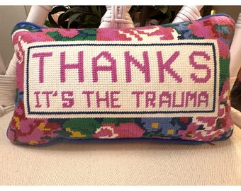 Cojín bordado “Gracias, es el trauma” / Cojín lumbar con borde floral