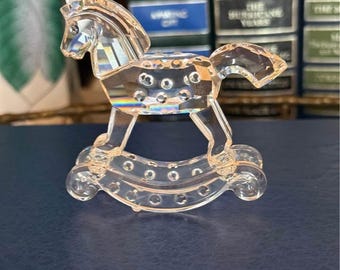 Figura de caballo balancín de cristal Swarovski retirada del año 2004. Coleccionable.