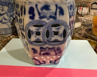 Jarrón de cerámica perforada azul y blanca con forma de linterna / Decoración estilo chinoiserie