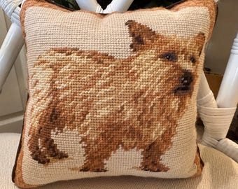 Cojín vintage de lana con diseño de perro terrier bordado a mano, decoración rústica.