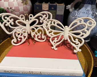 Juego de 2 mariposas ornamentadas de metal blanco / Adornos de pared para jardín estilo cabaña