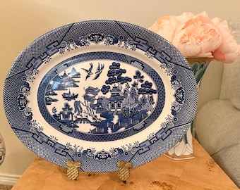 Plato antiguo Churchill Blue Willow de Staffordshire, Inglaterra. Vajilla de loza azul y blanca.