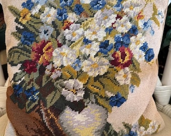 Cojín vintage con bordado floral – Decoración cottagecore hecha a mano