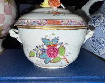 Plato de porcelana vintage con tapa y diseño floral, remate en forma de rosa, ribete dorado, decoración rústica.